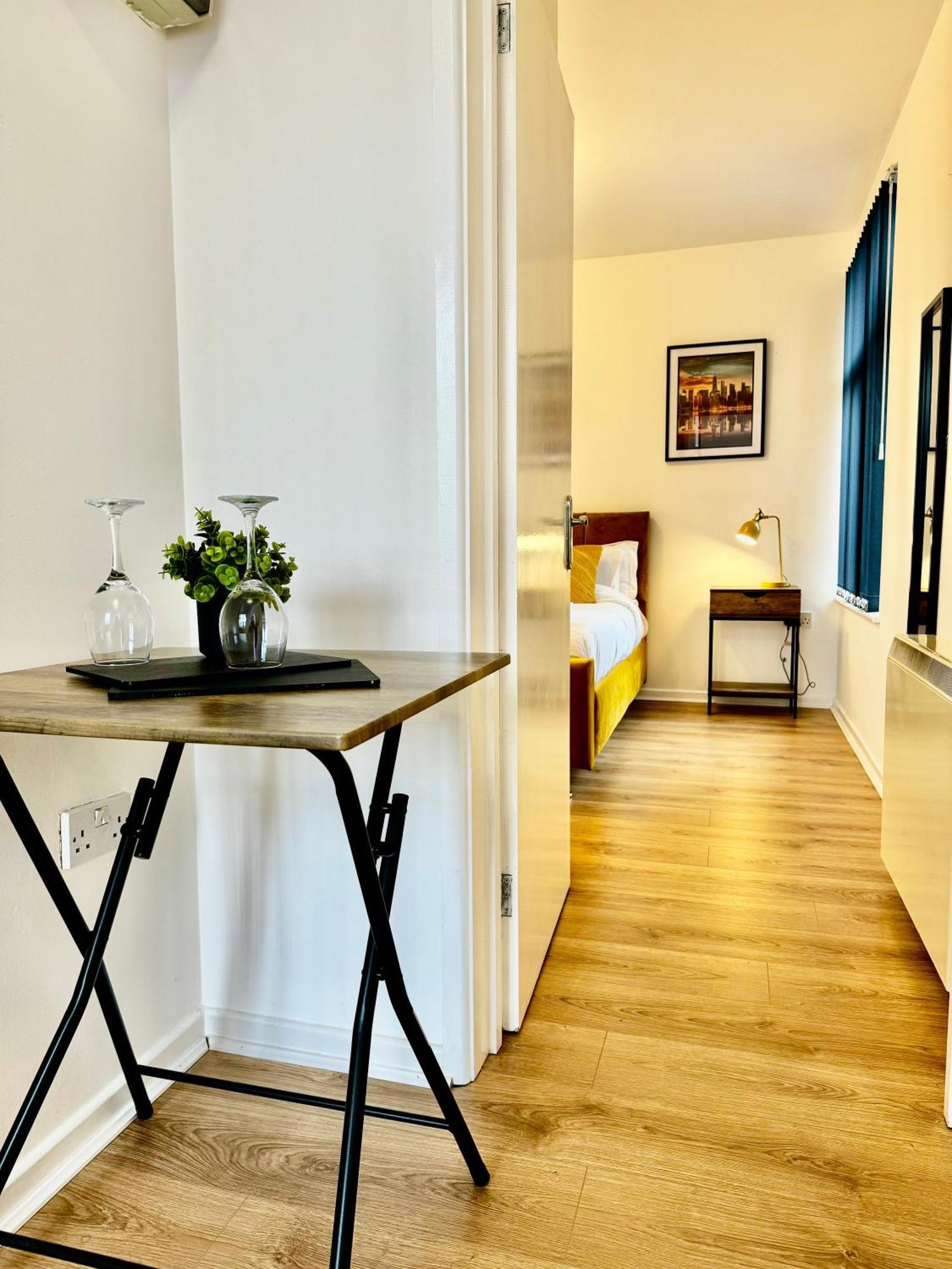 Rnm - Business Professional & Top Choice, Private Access & Entire Place, Kitchen & Washroom With Amenities, Smart Tv, Easy Access, Fast Wifi, Parking Nearby, Great Transport Links Halesowen Ngoại thất bức ảnh