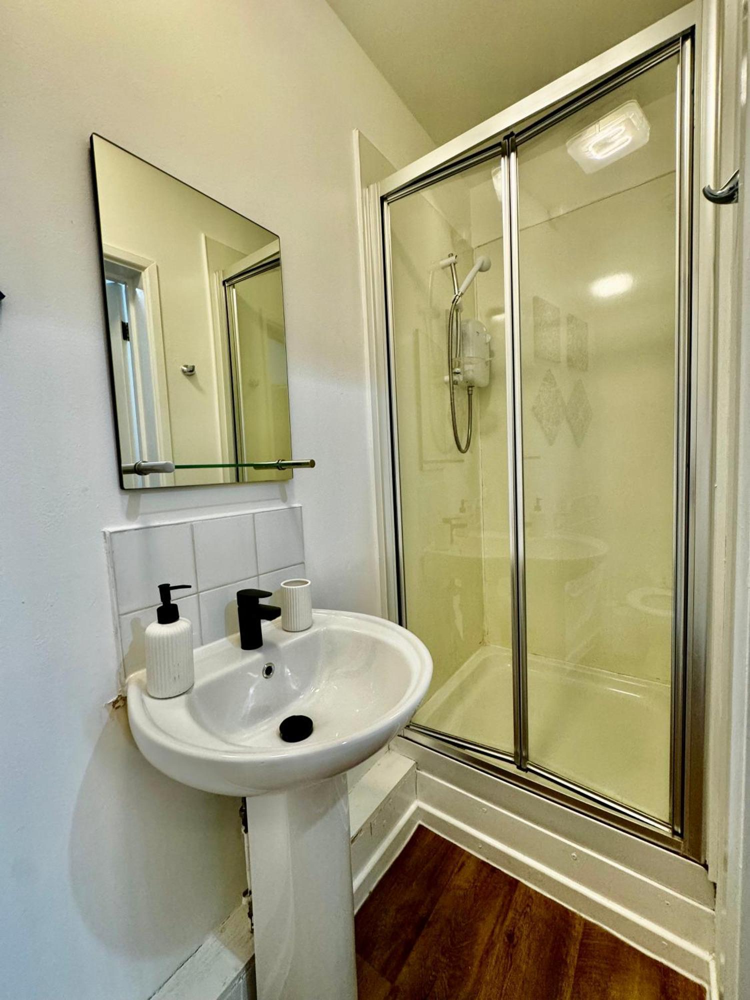 Rnm - Business Professional & Top Choice, Private Access & Entire Place, Kitchen & Washroom With Amenities, Smart Tv, Easy Access, Fast Wifi, Parking Nearby, Great Transport Links Halesowen Ngoại thất bức ảnh